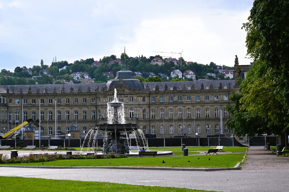Historischer Stuttgarter Schlossplatz mit Neues Schloss, prunkvollem Springbrunnen, grünem Rasen und Hügellage im Hintergrund